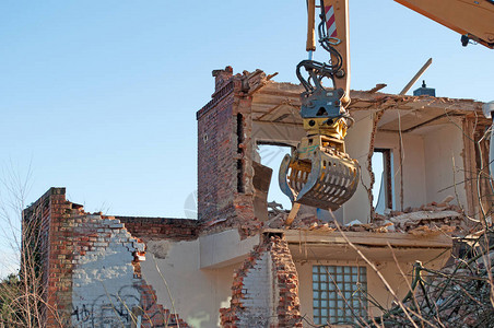 房屋拆迁与建筑物拆除作业 流程、规范与安全考量