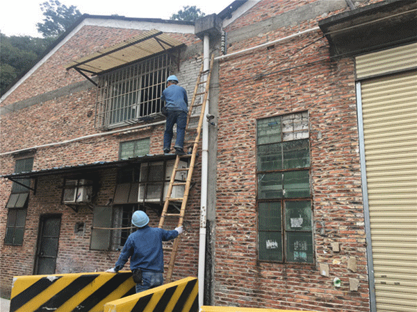 大沥镇重拳出击 强制拆除黄岐林场消防通道违建，保障山林安全